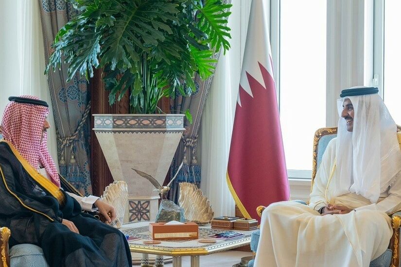 أمير قطر يستقبل وزير الخارجية السعودي في مكتبه بالديوان الأميري