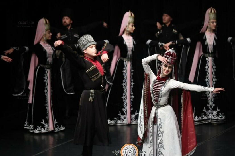 عرض مسرحي لفرقة كباردينكا بالمركز الثقافي الملكي بعمان بحضور السفير الروسي