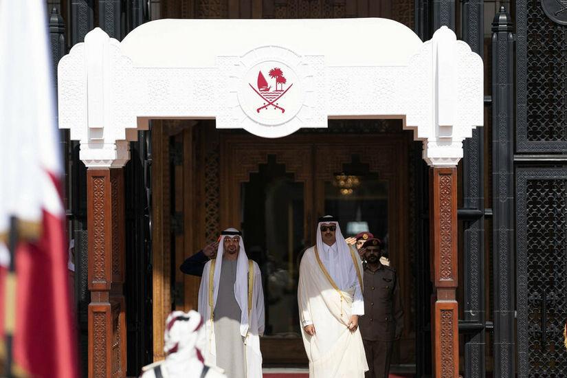أمير قطر يستقبل رئيس الإمارات في زيارة رسمية