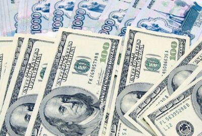 الدولار يسجل 100.11 روبل واليورو يتراجع في بورصة موسكو