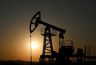 انخفاض أسعار النفط إلى ما دون 86 دولارا للبرميل لأول مرة منذ أواخر أغسطس