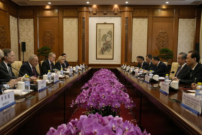 وزير الخارجية الصيني يلتقي رئيس وفد أعضاء مجلس الشيوخ الأمريكي في بكين