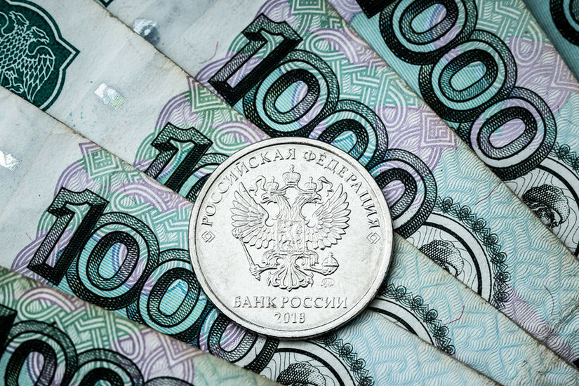 في بورصة موسكو.. الروبل الروسي يسجل مقابل الدولار أعلى مستوى في نحو 3 أشهر
