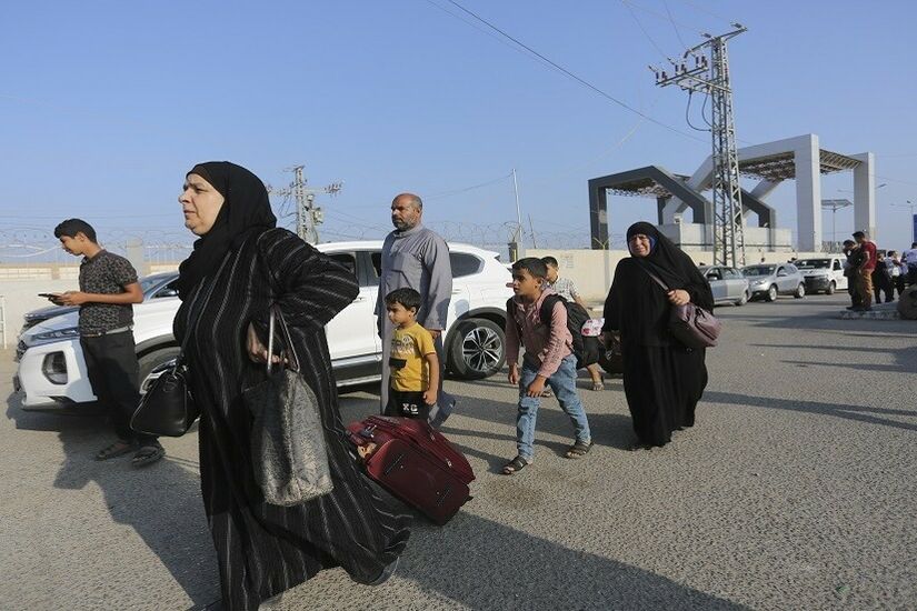 خروج أول مجموعة فلسطينيين من حاملي الجنسيات المزدوجة من غزة إلى مصر