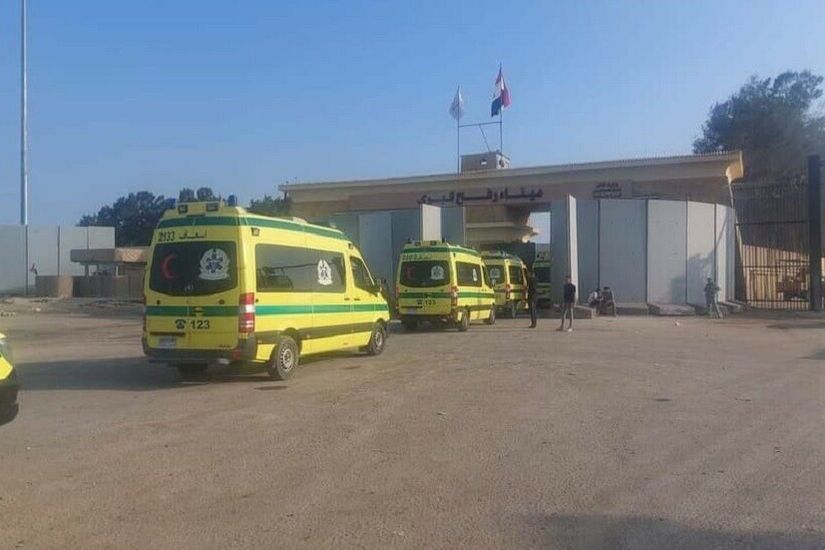 مصر ترسل 40 سيارة إسعاف إلى معبر رفح استعدادا لاستقبال الفلسطينيين الجرحى