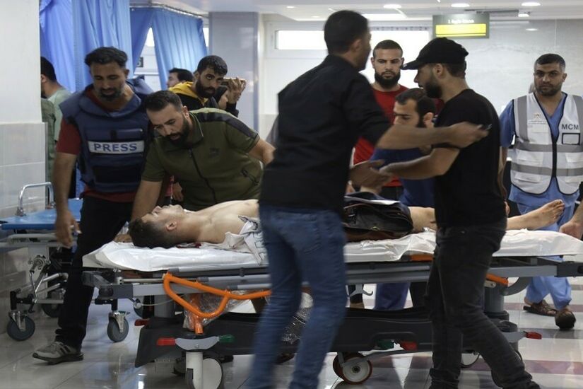 طبيب فلسطيني يتلقى نبأ مقتل أبنائه ووالدته وهو على رأس عمله