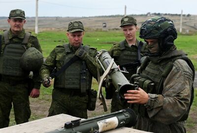 عناصر أول كتيبة من العسكريين الأوكرانيين السابقين يؤدون قسم الولاء لروسيا