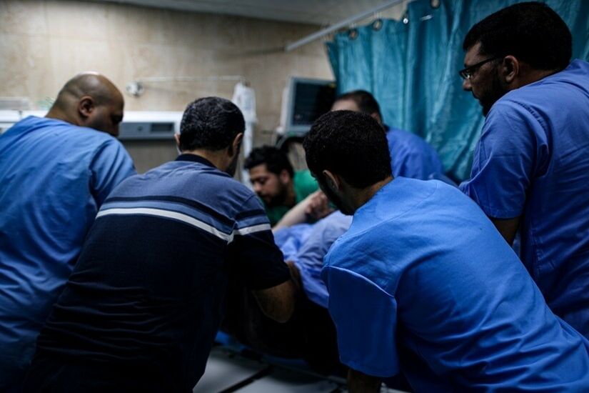 رسالة عاجلة من طبيب الجراحات بمجمع الشفاء بغزة: قد لا نبقى على قيد الحياة حتى الصباح