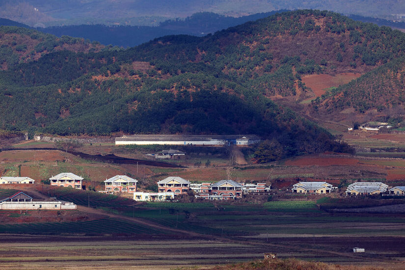 كوريا الشمالية تعزز قواتها على الحدود مع جارتها الجنوبية