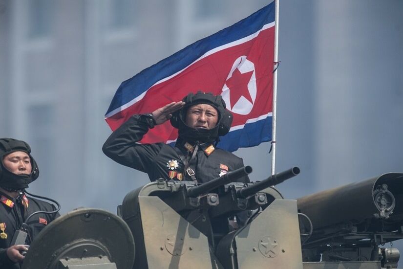 كوريا الشمالية تعيد بناء نقاط الحراسة وتنشر أسلحة نارية ثقيلة على طول الحدود بين الكوريتين