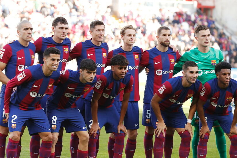 لاعبو برشلونة ينقلبون على قرار لابورتا بالسفر إلى الولايات المتحدة