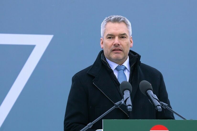 بوليتيكو: مستشار النمسا تصرف بشكل غير متوقع أثناء مناقشة العقوبات ضد روسيا