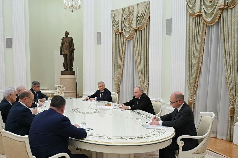 برلماني روسي يتحدث عن الجزء المغلق من اجتماع بوتين مع كتل مجلس الدوما