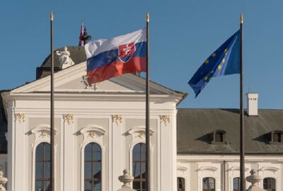 يوروباروميتر: 60% من سكان سلوفاكيا يعارضون تقديم الاتحاد الأوروبي مساعدة عسكرية لأوكرانيا