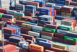 عملاق الشحن العالمي تعلن استئناف ملاحة سفنها عبر البحر الأحمر
