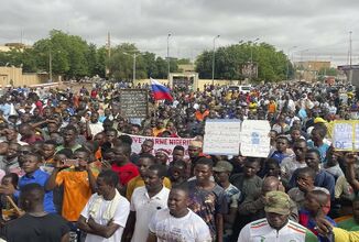 النيجر.. الآلاف يحتفلون بانسحاب القوات الفرنسية من البلاد