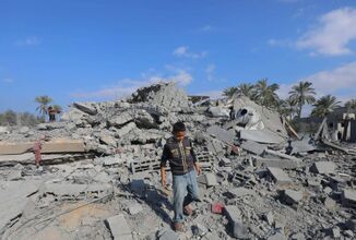 مراسلنا: تجدد الغارات الإسرائيلية في وسط وجنوب قطاع غزة واشتباكات عنيفة في خان يونس