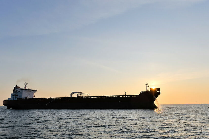 ناقلات النفط الكويتية توقف مرورها في البحر الأحمر مؤقتا