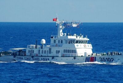القوات الصينية ترافق سفينة أمريكية عبر مضيق تايوان