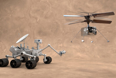 مركبة فضائية تصور رفيقتها مروحية إنجينيويتي المكسورة والوحيدة على الكثبان الرملية المريخية