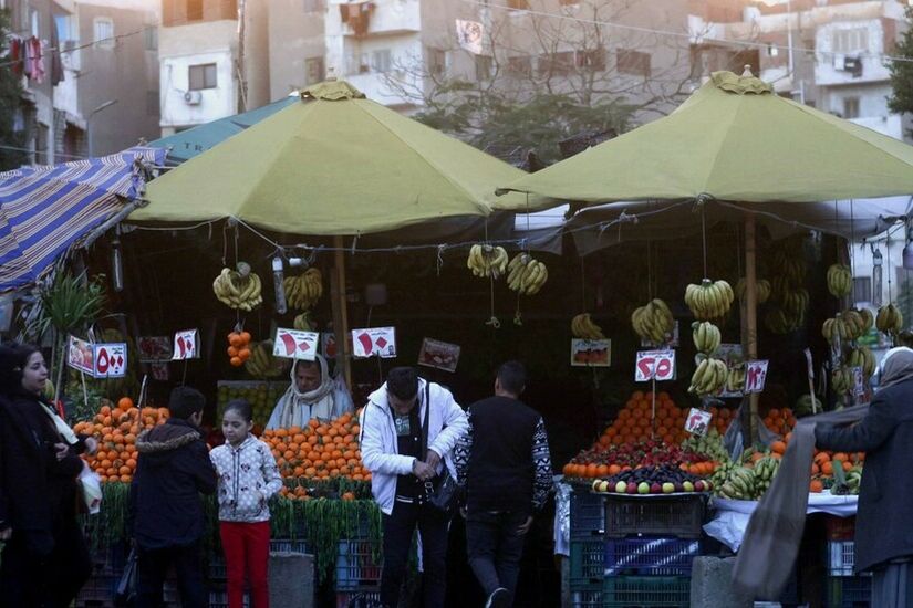 مصر.. الدولار يتسبب في ارتفاع غير مسبوق لأسعار أهم مكونات الطعام في البلاد