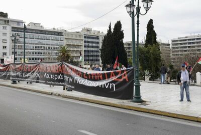 الشرطة اليونانية تستخدم قنابل الغاز ضد متظاهرين متضامنين مع فلسطين في أثينا