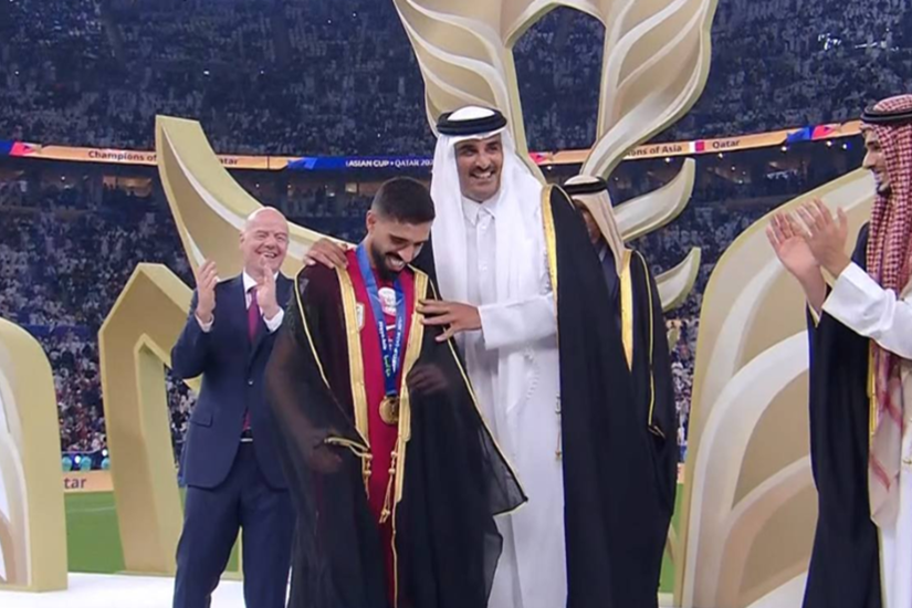 قائد منتخب قطر يرفع كأس آسيا على طريقة ميسي في مونديال 2022