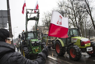 المزارعون البولنديون يهاجمون شاحنات الحبوب الأوكرانية