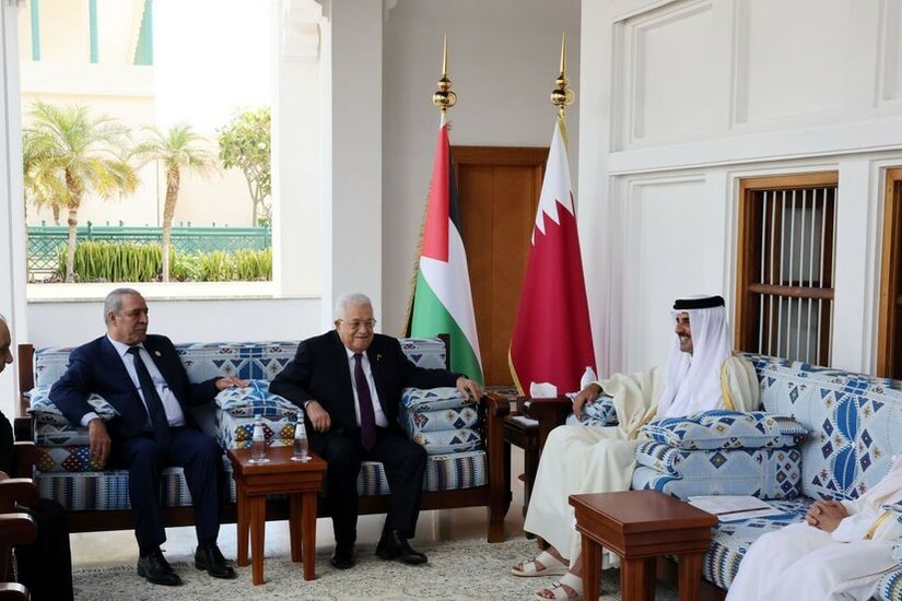 عباس: ننسق مع قطر لتحقيق وقف فوري لإطلاق النار في غزة