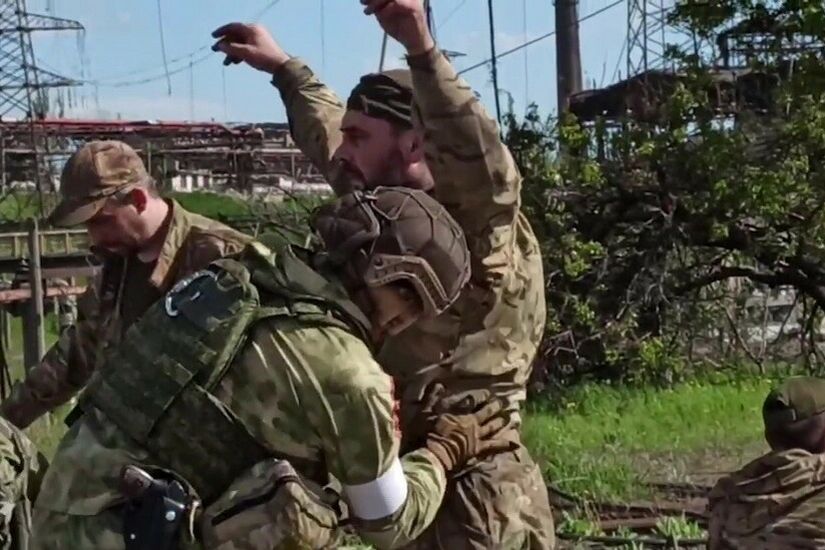 القوات الروسية تأسر عسكريات وعسكريين من القوات الأوكرانية قرب كريمينايا وسفاتوفو ورابوتينو