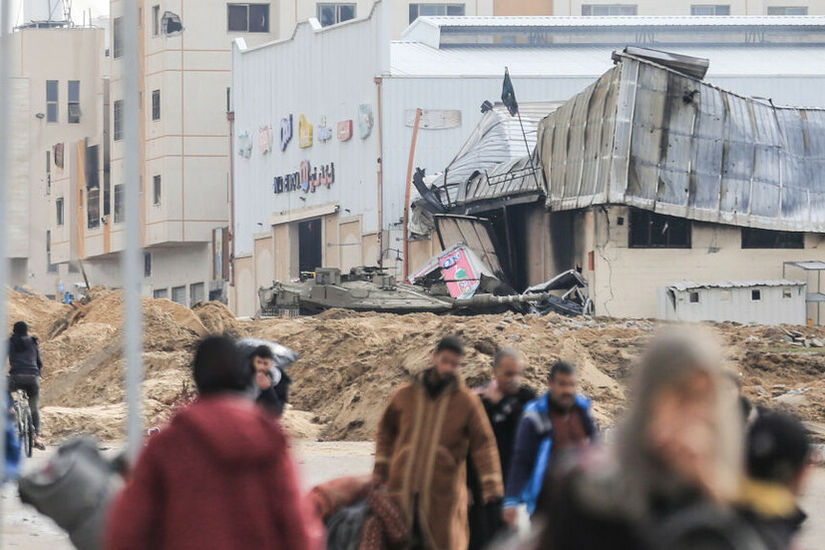 القوات الإسرائيلية تقتحم مجمع ناصر الطبي جنوب غزة بحثا عن رفات للرهائن
