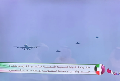 سرب من القوات الجوية القطرية ترافق طائرة أمير الكويت لدى دخولها أجواء البلاد