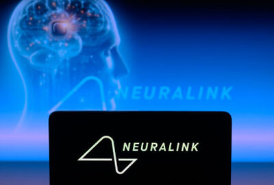 ماسك يؤكد قدرة أول حاصل على شريحة Neuralink الدماغية على تحريك فأرة كمبيوتر بأفكاره فقط