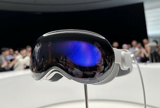 بعض مستخدمي Apple Vision Pro يشتكون من تشقق الزجاج الواقي لنظارتهم