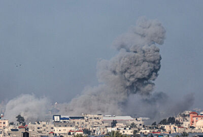 جنود إسرائيليون يلعبون كرة القدم على وقع تفجير مبان في غزة