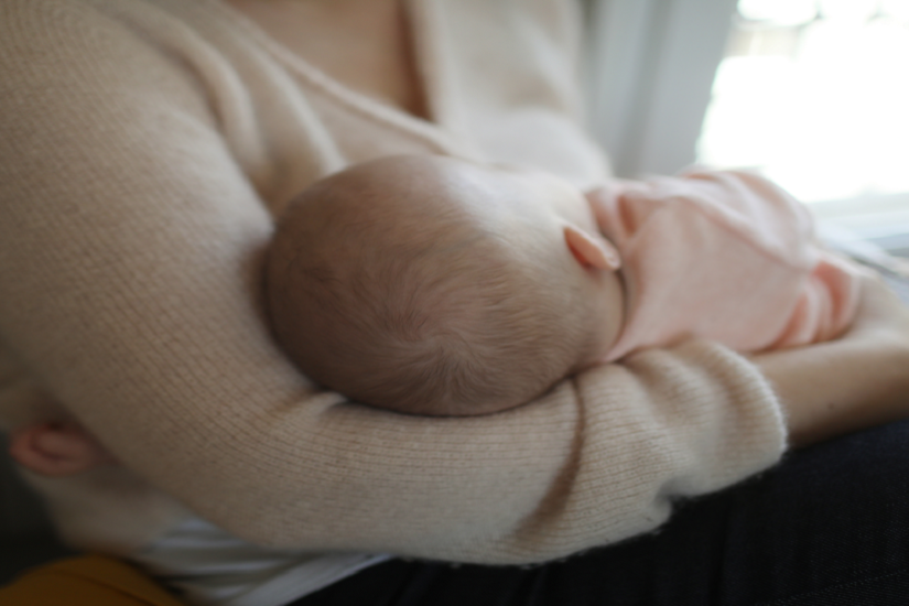 ما أهمية الرضاعة الطبيعية في حماية الأطفال من كوفيد؟