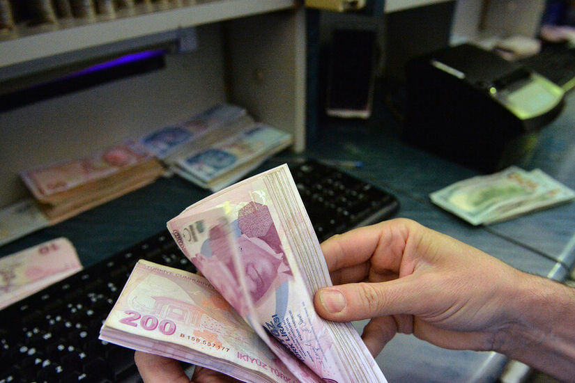 الليرة التركية تهبط إلى قاع جديد أمام الدولار