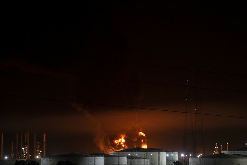 مسؤول إيراني: مقتل شخص وإصابة 3 آخرين  جراء انفجار في شركة لتكرير النفط جنوب البلاد