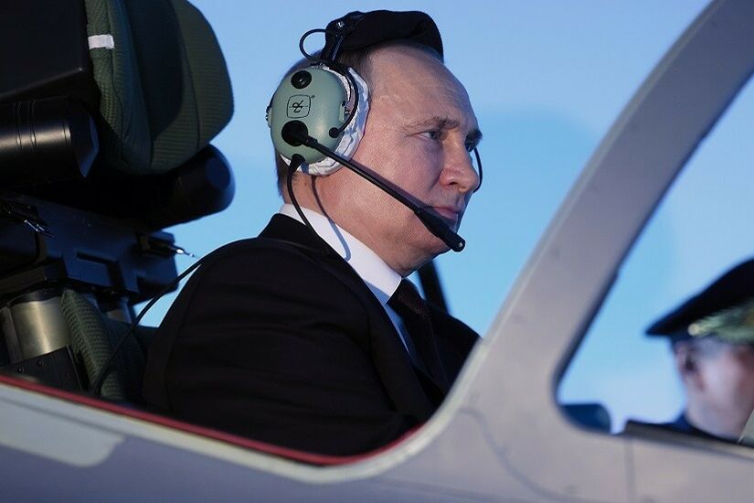 بوتين يقارن بين تحليقه على متن البجعة البيضاء وقيادته لطائرة شراعية بصحبة الغرانيق