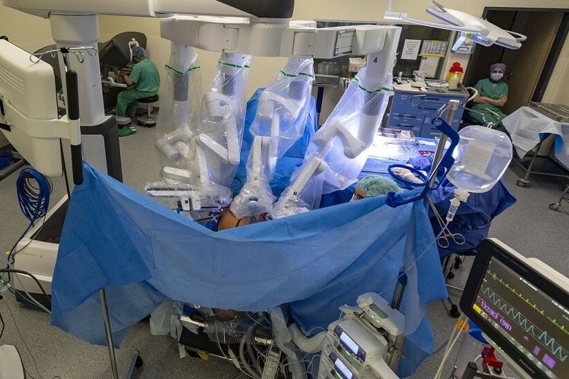 موسكو تعتمد روبوتات الذكاء الاصطناعي لإجراء العمليات الجراحية