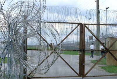 سكاي نيوز: نقل 200 نزيل من أحد السجون البريطانية بعد اكتشاف غاز مشع