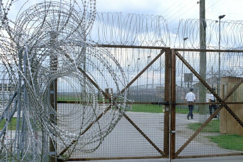 سكاي نيوز: نقل 200 نزيل من أحد السجون البريطانية بعد اكتشاف غاز مشع