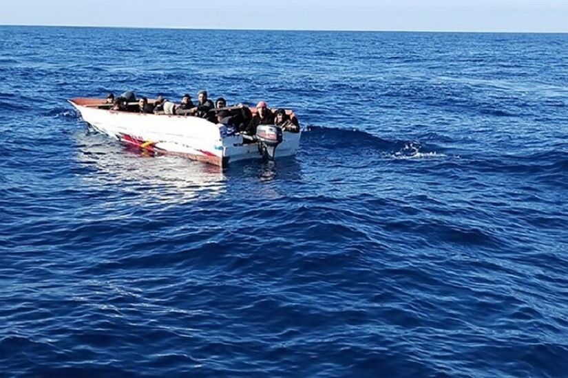الجيش اللبناني ينقذ 20 سوريا خلال تهريبهم بطريقة غير شرعية على متن مركب قبالة شاطىء طرابلس