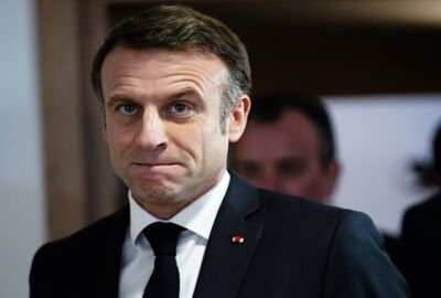 سياسي فرنسي: ماكرون جعل روسيا  كلها تسخر منه بـاستعراضه لعضلاته