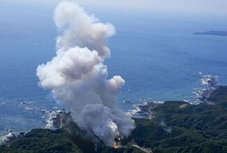 انفجار أول صاروخ ياباني خاص فور إطلاقه مباشرة