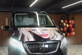 مغنية راب روسية تزيّن سيارتها بصورها الشخصية