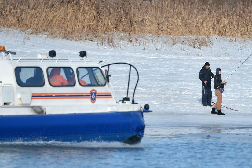 إنقاذ 44 صيادا من طوف جليدي انجرف بهم شرقي روسيا