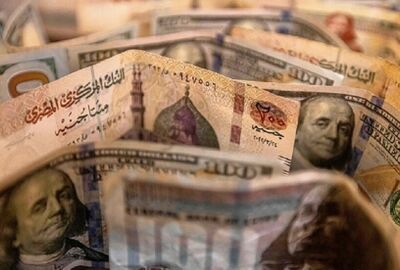 المصريون يتنازلون عن كمية كبيرة من الدولار والعملات العربية