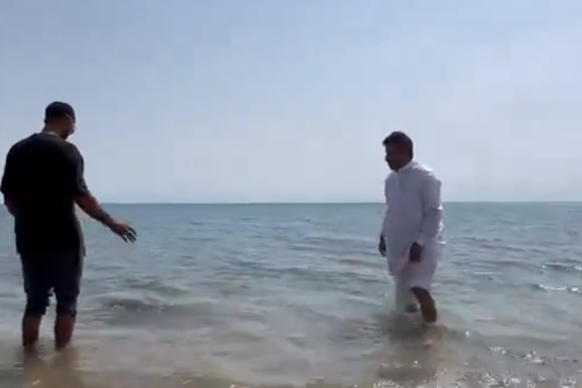 شاهد.. لحظة إنقاذ سلحفاة ابتعدت عن الشاطئ في السعودية