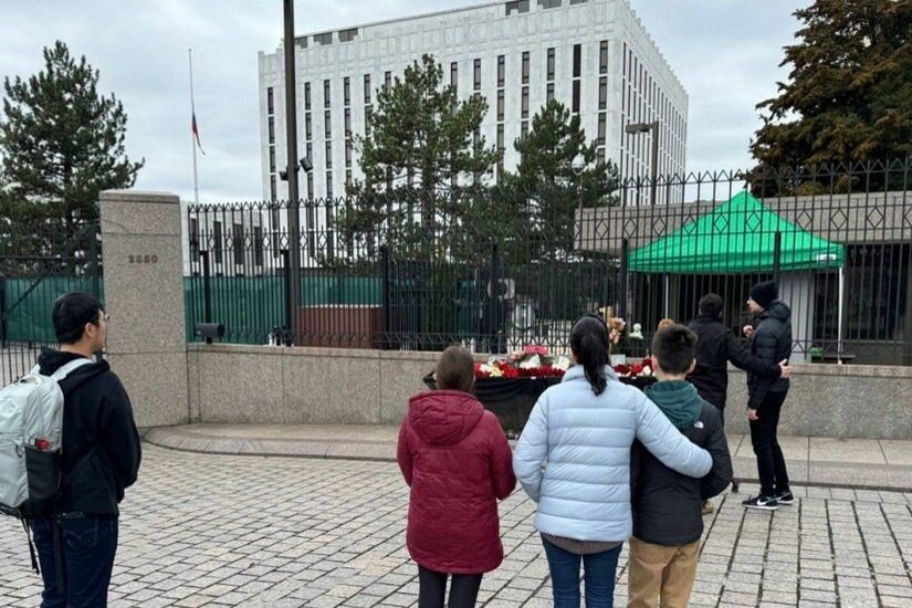 سفير روسيا لدى واشنطن يضع زهورا أمام مبنى السفارة حدادا على ضحايا هجوم كروكوس الإرهابي